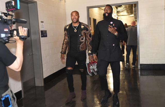 梅西路过回家，重返巴萨诺坎普球场。1800w点赞。（梅西重返巴萨诺坎普，如归故里，点赞突破1800万）