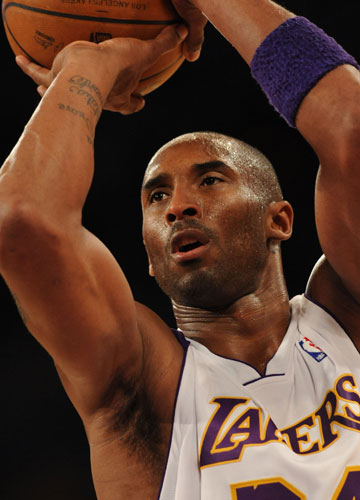 足坛悲喜一夜！AC米兰0-1爆冷被淘汰，13场不败终结，曼联1-1被绝平（足坛冷暖一夜！AC米兰0-1爆冷出局，13场不败告终，曼联1-1遭读秒扳平）