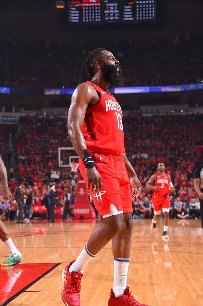 伊涅斯塔：佩德里并非我与哈维合体；梅西未来说不定回巴萨（伊涅斯塔称佩德里并非我与哈维的结合，梅西未来不排除回归巴萨）