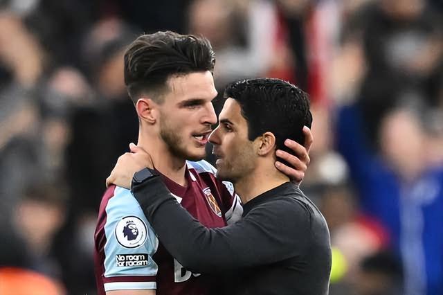 欧文突破防守助攻制胜（欧文突破撕裂防线妙传助队取胜）