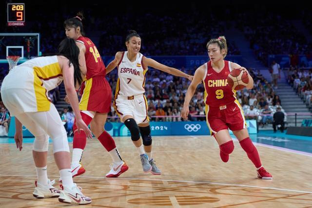 他的停球是教科书级别（他的停球堪称教科书范例）