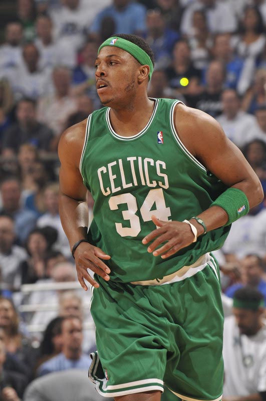 3-0！14亿豪门终结3连平紧追领头羊 神锋两记世界波15轮狂轰16球（3-0！总身价14亿豪门止住三连平逼近榜首，神锋两脚世界波15轮已轰16球）