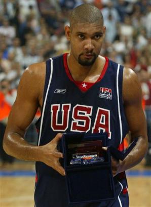 湖人球员通道签名小孩实为工作人员安排（湖人通道签名风波：所谓小球迷实为工作人员安排）