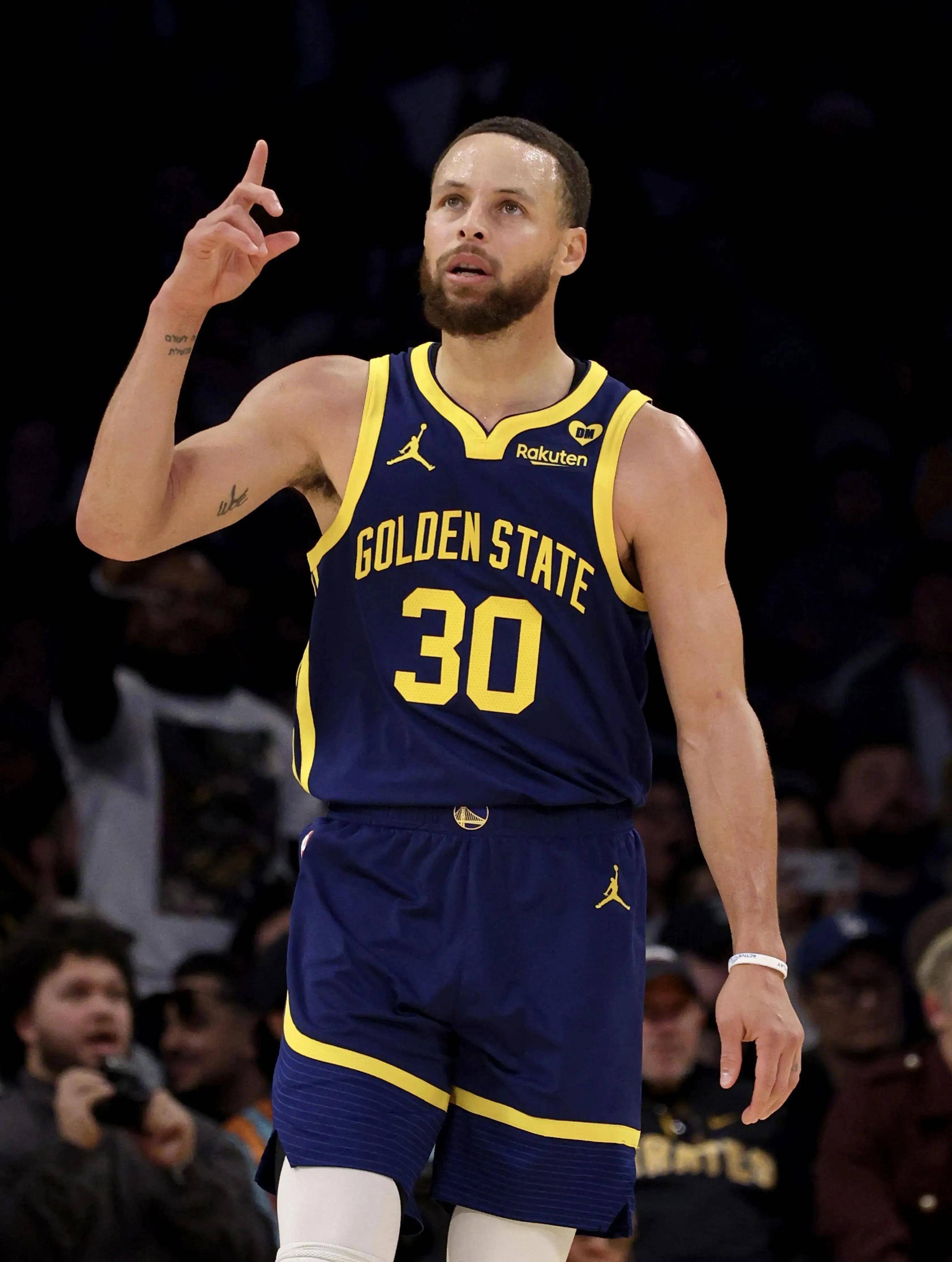 世体：对阵法鹰巴萨共有502人转卖门票，包括11名季票持有者（世体：巴萨战法鹰，502名球迷转售门票，其中11人为季票持有者）